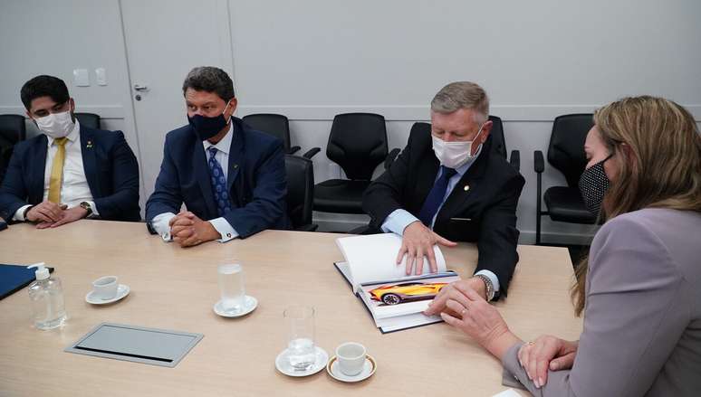 Representantes da empresa mexicana se reuniram com a governadora interina Daniela Reinehr. 