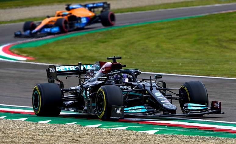 Lewis Hamilton durante o GP da Emilia Romagna, segunda etapa do Mundial de F1 2021.