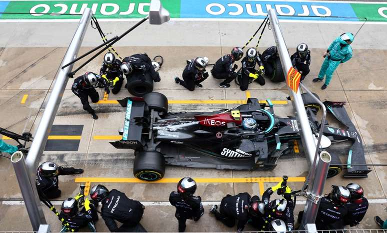 Paradas nos boxes permitem ver os carros de F1 de um ângulo diferente, mas os patrocínios sempre aparecem.