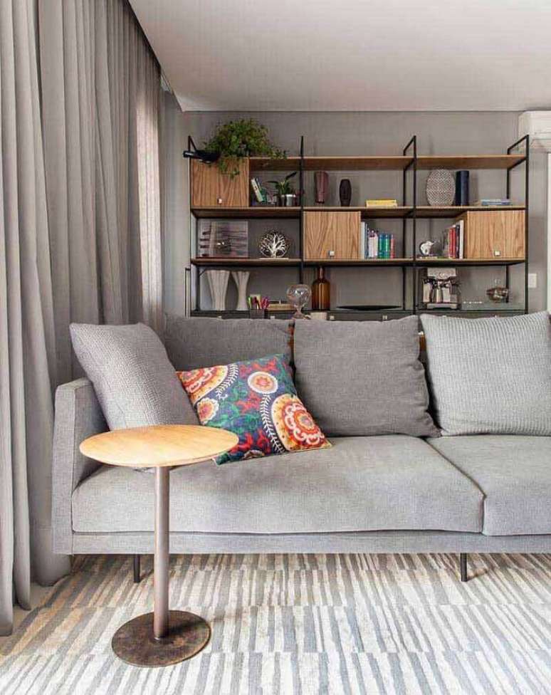53. Decoração estilo industrial com almofadas para sala com sofá cinza – Foto: Iná Arquitetura