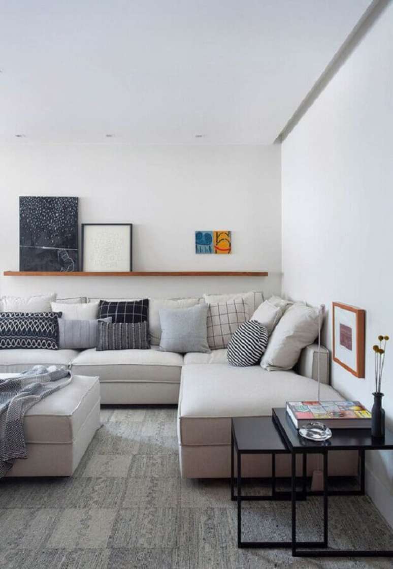 21. Almofadas diferentes para sala de estar branca decorada com sofá de canto confortável – Foto: Casa de Valentina