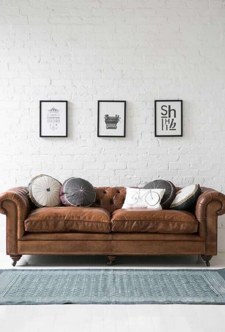 15. Almofadas decorativas para sala com sofá chesterfield de couro marrom – Foto: Pinterest