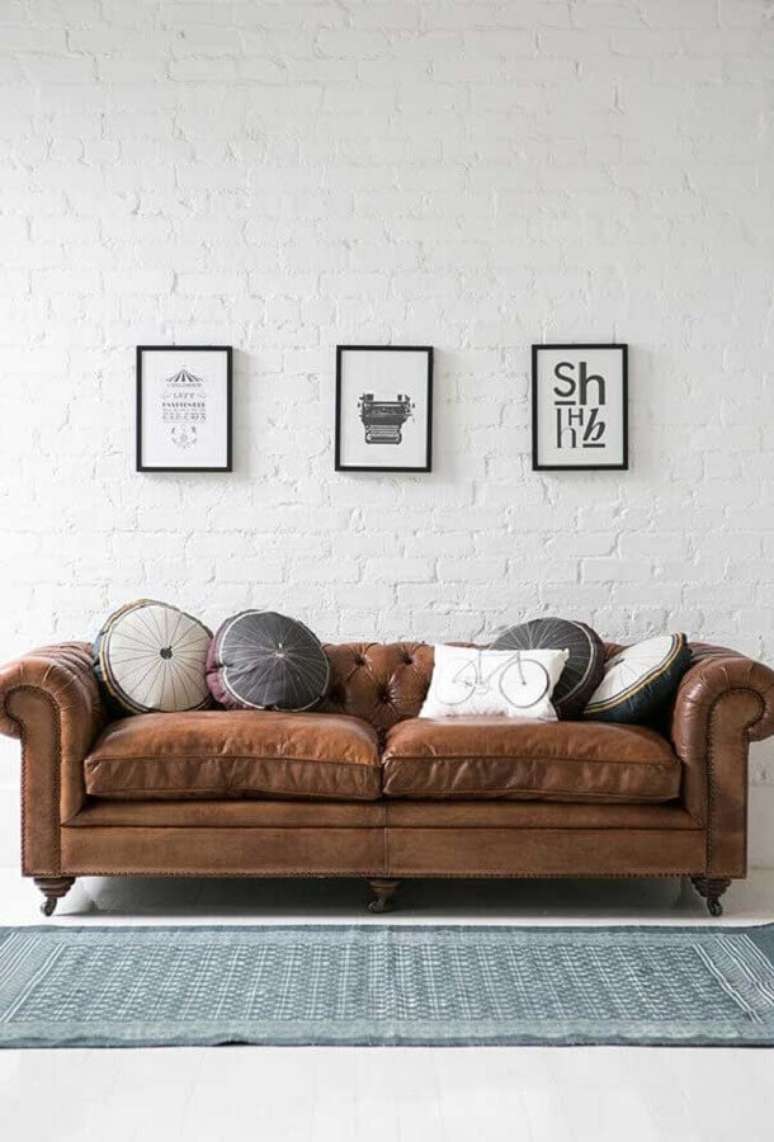 15. Almofadas decorativas para sala com sof&aacute; chesterfield de couro marrom &ndash; Foto: Pinterest