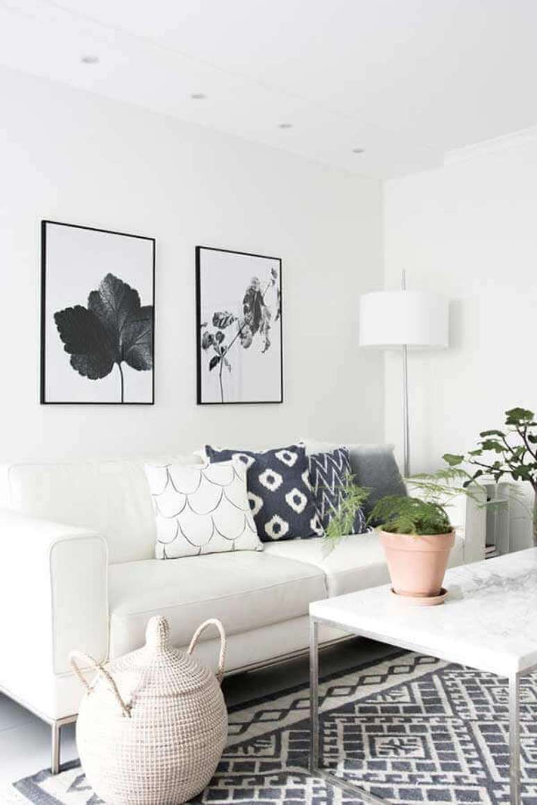 37. Decora&ccedil;&atilde;o clean com almofadas diferentes para sala branca &ndash; Foto: Houzz