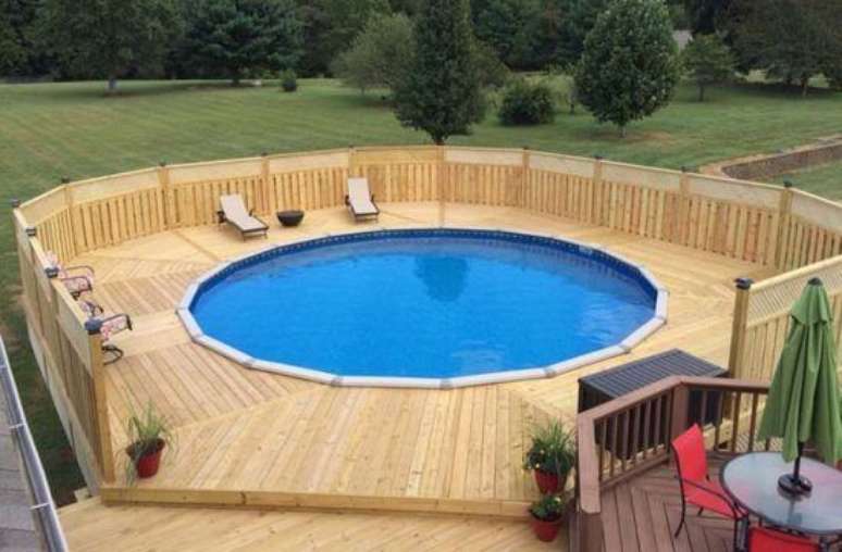 22. O deck marca a área molhada ao redor da piscina redonda. Fonte: Pinterest