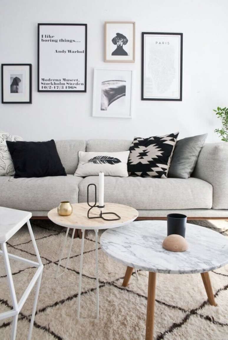 22. Almofadas diferentes para sala de estar clean decorada com sofá cinza e mesa de centro redonda – Foto: Pinterest