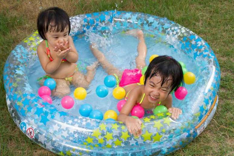 7. As crianças se divertem na piscina infantil redonda. Fonte: Pinterest