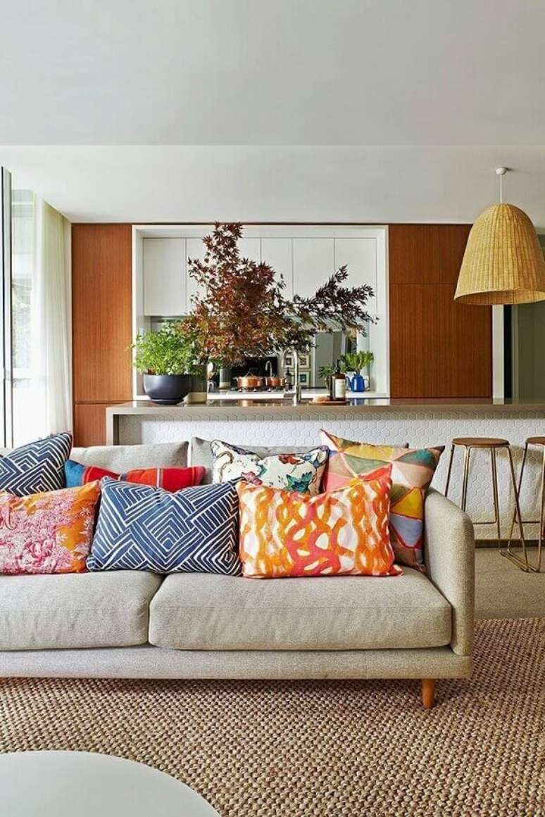 2. Almofadas coloridas para sala ampla decorada com sofá bege – Foto: Casa de Valentina