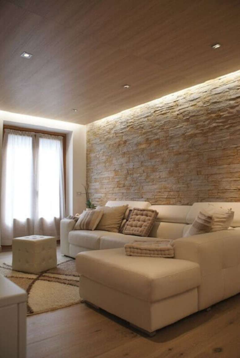49. Decoração na cor bege com almofadas para sala com parede rústica – Foto: Homify