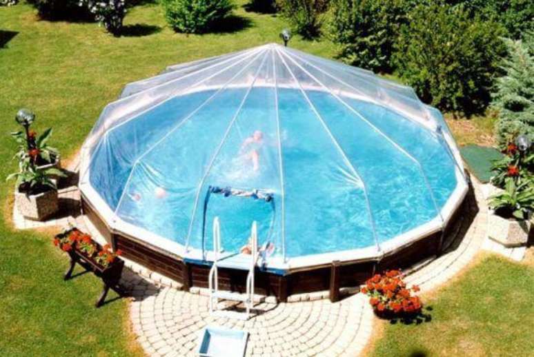 46. A cobertura sobre a piscina redonda permite que os moradores possam usar em todos as estações do ano. Fonte: Pinterest