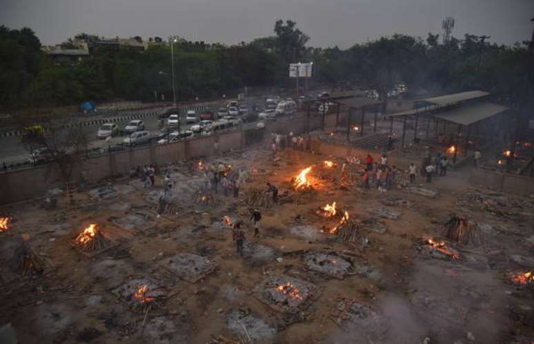 Cremação em massa de vítimas da Covid-19 em Nova Délhi, capital da Índia