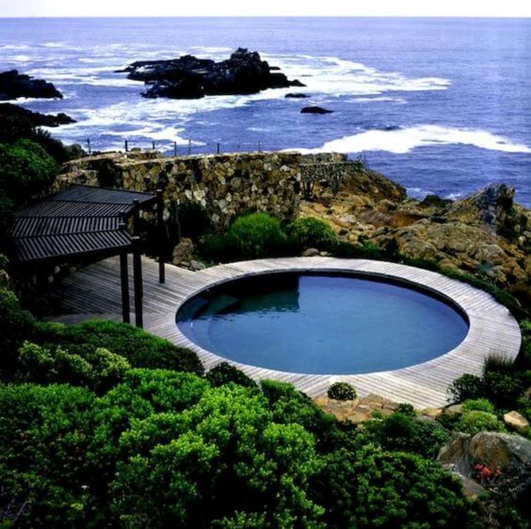 33. Casa de praia com piscina estrutura redonda. Fonte: Pinterest