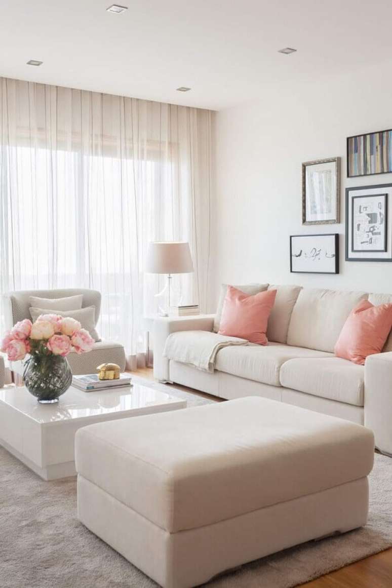 47. Decoração delicada com almofadas para sala de estar branca e rosa – Foto: Homify