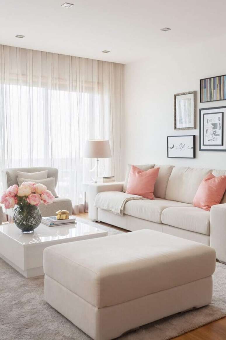 47. Decora&ccedil;&atilde;o delicada com almofadas para sala de estar branca e rosa &ndash; Foto: Homify