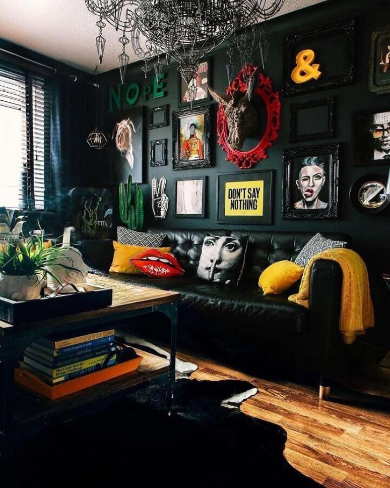 61. Quadros e almofadas diferentes para sala preta decorada com estilo moderno – Foto: Pinterest