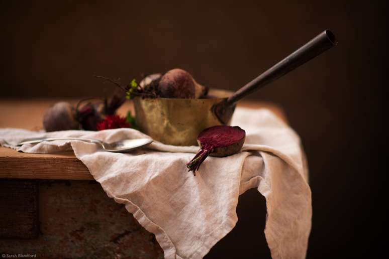 "Beterraba caseira em uma panela de cobre, pronta para cozinhar."