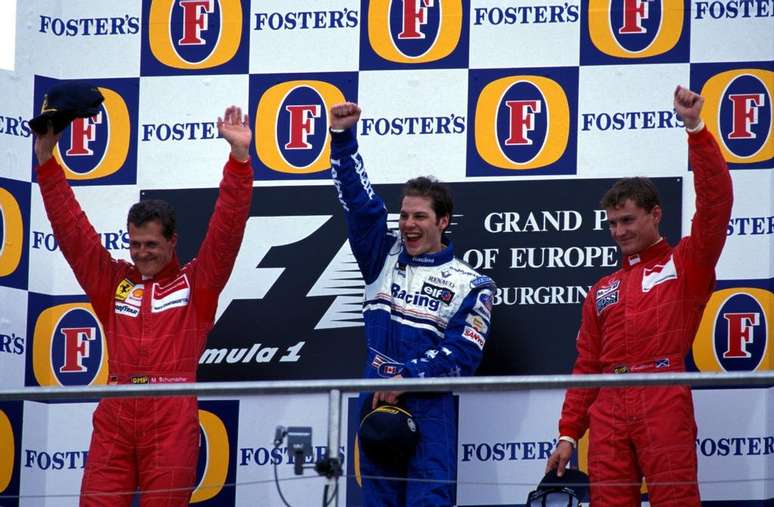 Villeneuve vibra no pódio com Schumacher e Coulthard 