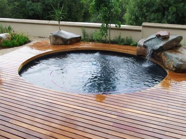 25. Modelo de piscina redonda estruturada sobre o deck de madeira. Fonte: Pinterest