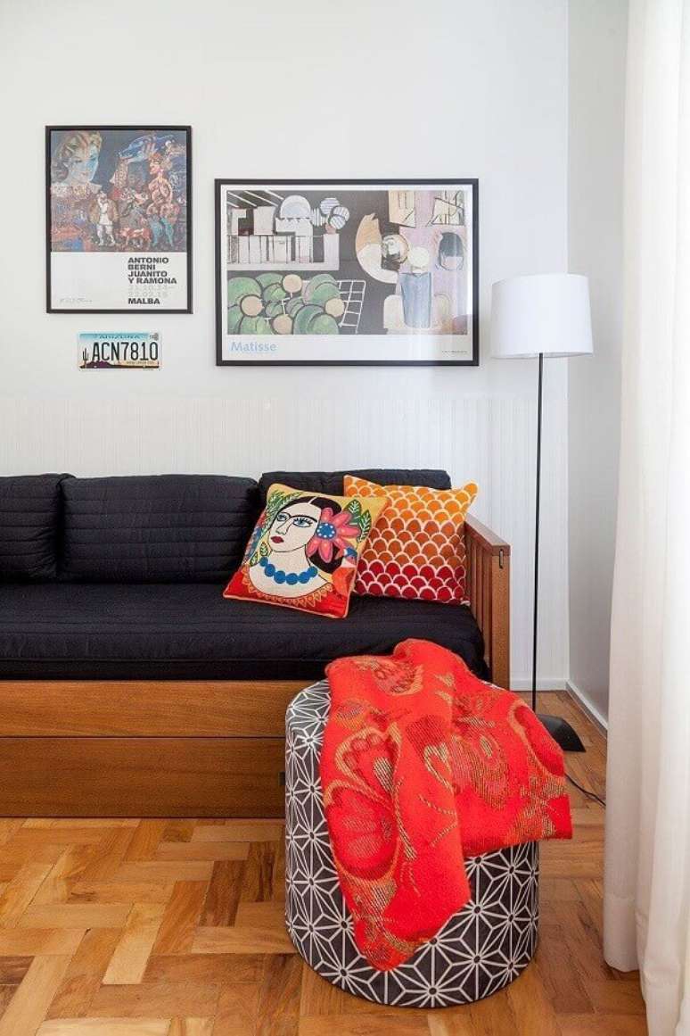 60. Decoração simples com almofadas coloridas para sala com sofá cama de madeira – Foto: Casa de Valentina