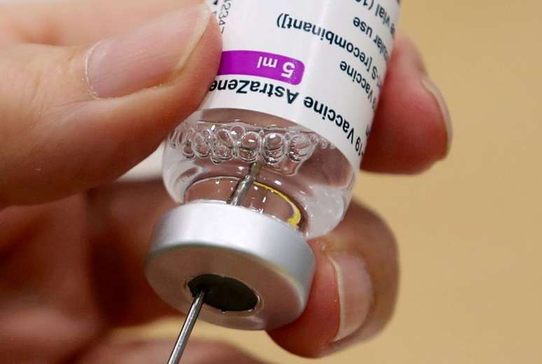 Vacina da AstraZeneca contra Covid-19 é preparada para aplicação na Antuérpia
18/03/2021 REUTERS/Yves Herman