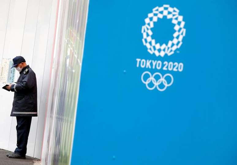 Guarda ao lado de logo da Olimpíada Tóquio-2020 em Tóquio
24/12/2020 REUTERS/Issei Kato