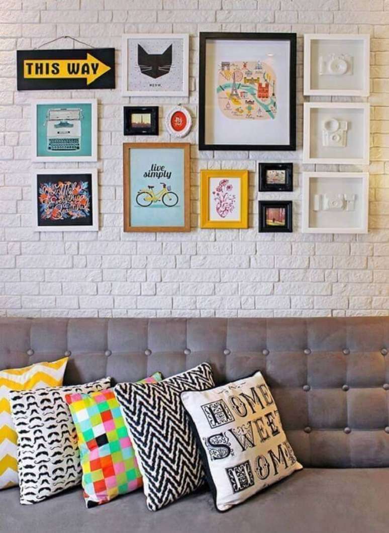 4. Almofadas decorativas para sala decorada com sofá cinza e parede de tijolinho branco – Foto: Pinterest