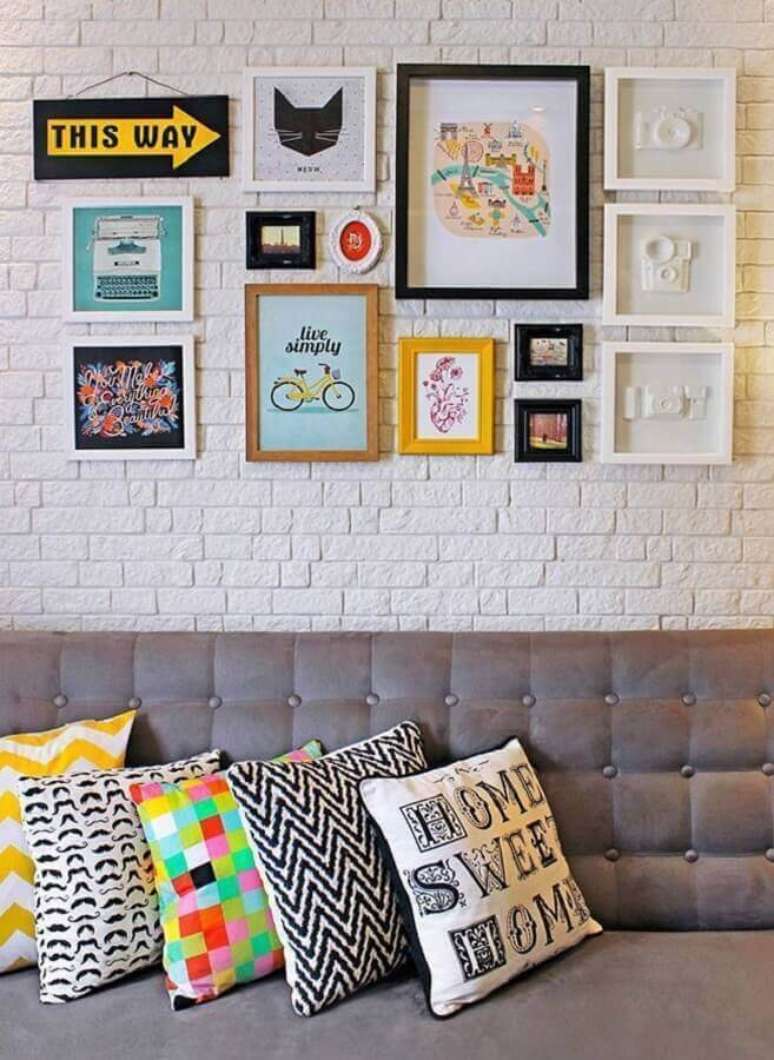 4. Almofadas decorativas para sala decorada com sof&aacute; cinza e parede de tijolinho branco &ndash; Foto: Pinterest