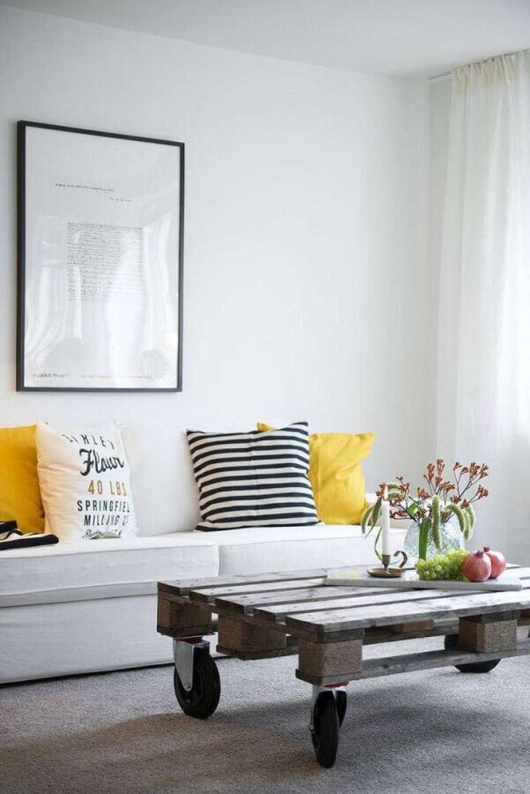 38. Decoração minimalista com almofadas diferentes para sala branca com mesa de centro rústica – Foto: Pinterest