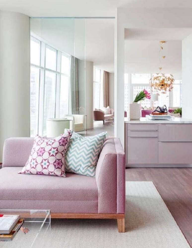 36. Decoração delicada com almofadas para sala branca e rosa – Foto: ArqDrops