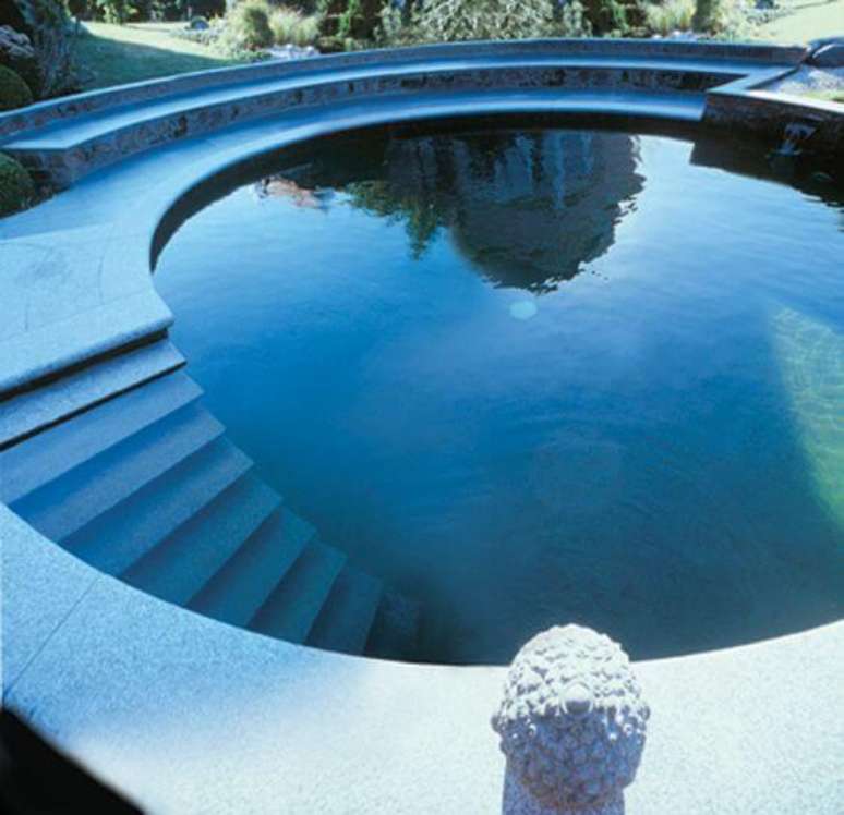 29. Modelo de piscina estrutura redonda com escada de alvenaria interna. Fonte: Pinterest