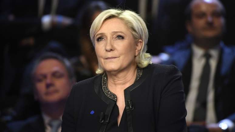 Marine Le Pen surpreendeu ao apoiar carta aberta contra extremismo