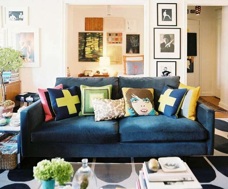 26. Almofadas diferentes para sala decorada com sofá azul – Foto: Pinterest
