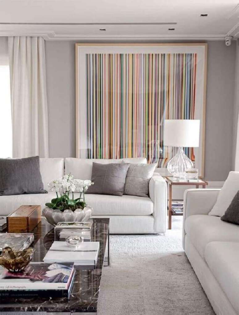 48. Quadro grande a almofadas modernas para sala de estar cinza claro decorada – Foto: Pinterest