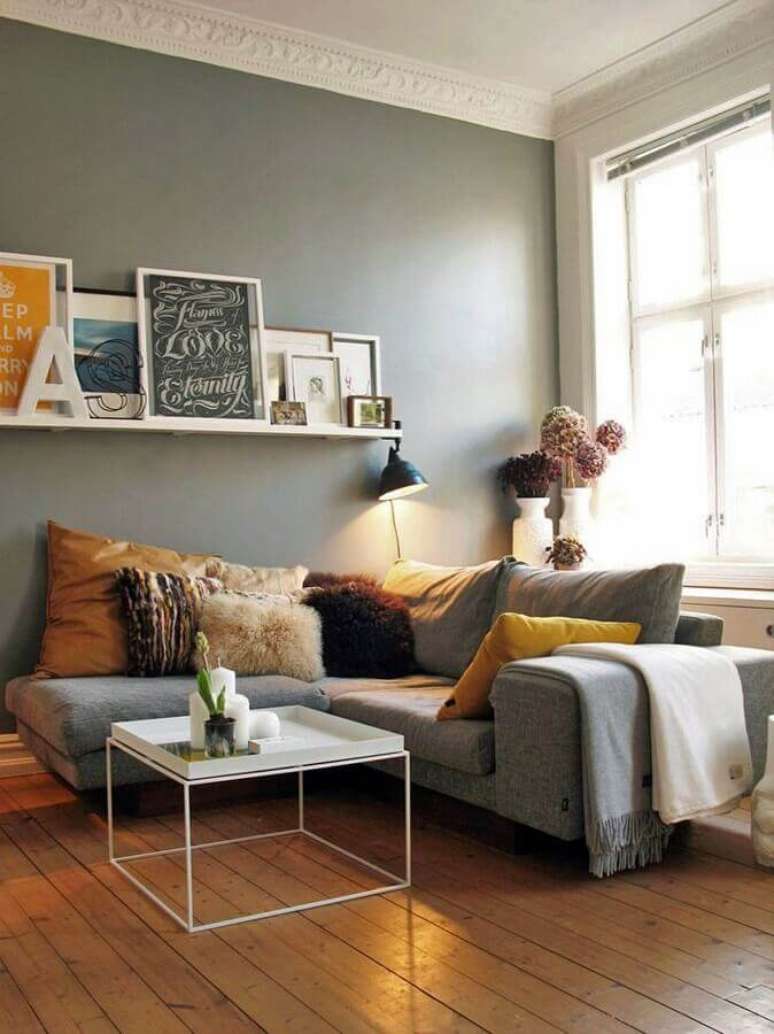 42. Decoração com almofadas para sala com sofá de canto cinza e prateleira para quadros – Foto: Decoration De Maison