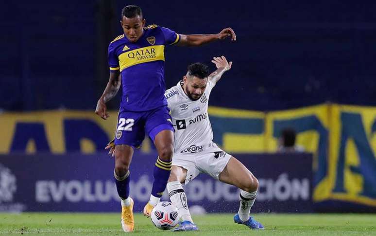 Pará disputa bola com Villa, autor do segundo gol do Boca (Foto: Juan Ignacio RONCORONI / POOL / AFP)
