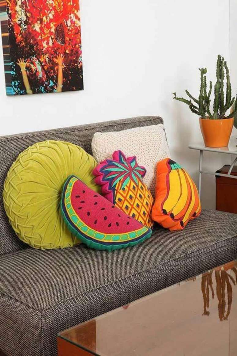 9. Decoração simples com almofadas diferentes para sala com sofá cinza – Foto: Pinterest