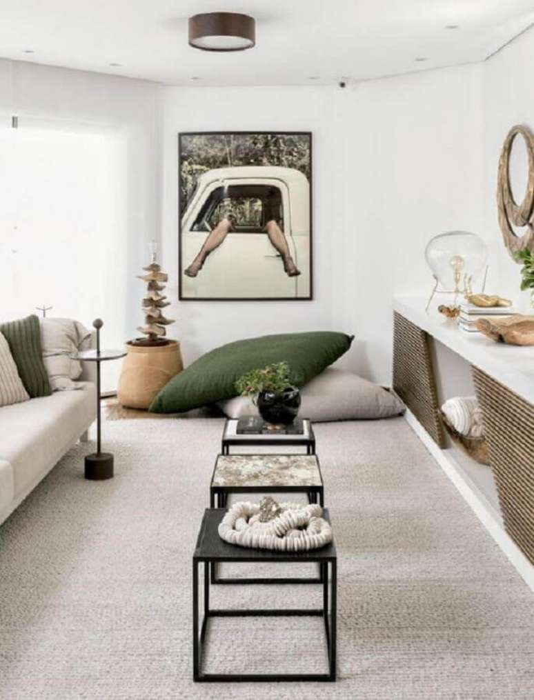 10. Decoração em cores claras com almofadas de chão para sala de estar – Foto: Pinterest