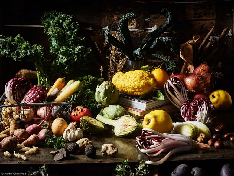 "Opulência de inverno, uma suntuosa natureza morta de frutas, legumes e verduras de inverno."