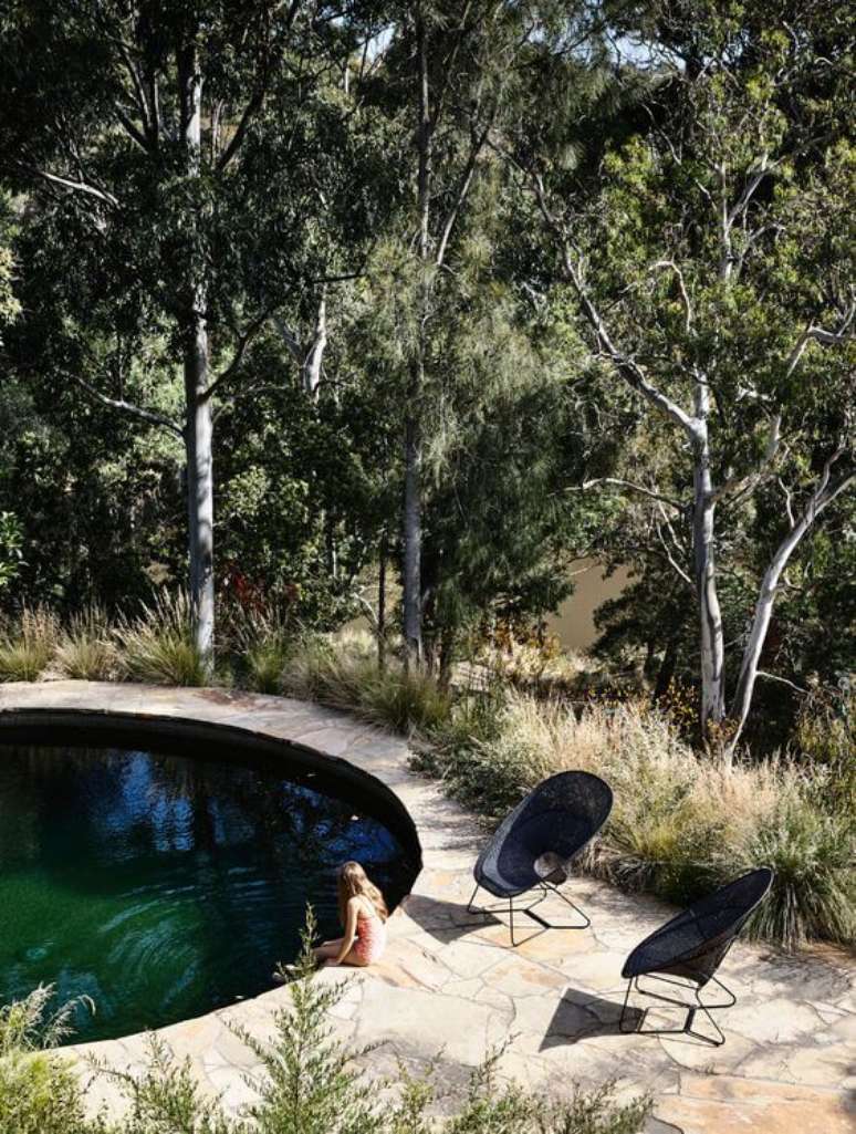 45. A piscina estrutura redonda se conecta coma paisagem do entorno. Fonte: Pinterest