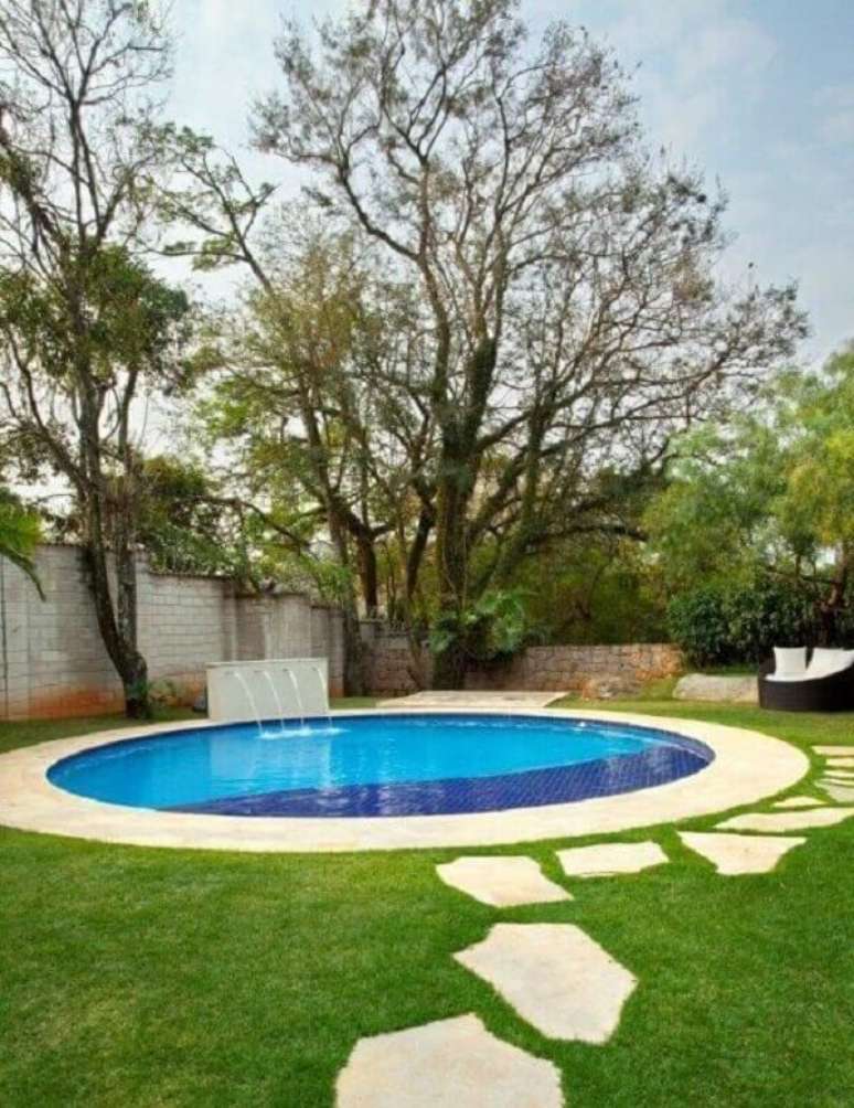 13. Modelo de piscina redonda grande com cascata. Projeto de Jannini Sagarra Arquitetura