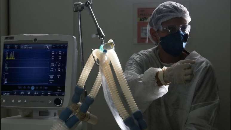 'No ano passado, a gente via pessoas mais velhas na UTI. Agora vemos muitos jovens. Muita gente fica grave rapidamente'