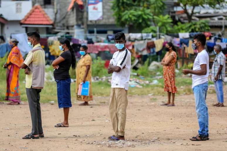 O Sri Lanka, um dos países mais pobres do mundo, é vizinho à Índia, que enfrenta pico da pandemia