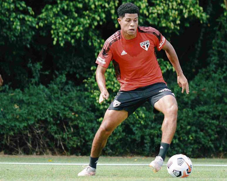 Gabriel Sara trabalhou com bola na manhã desta quinta-feira (Foto: Fellipe Lucena/São Paulo FC)