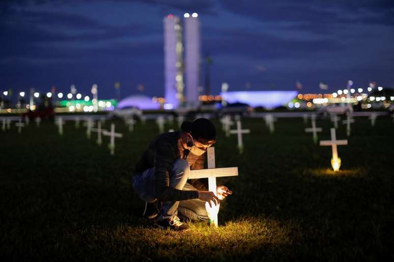 Ato em Brasília para lembrar mortes por Covid-19
 27/4/2021 REUTERS/Ueslei Marcelino