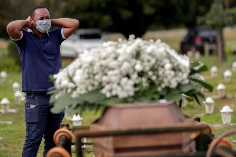 Enterro de vítima da Covid-19 no cemitério Campo da Esperança, em Brasília (DF) 
29/04/2021
REUTERS/Ueslei Marcelino