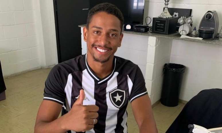 Guilherme Liberato assinando com o Botafogo (Foto: Reprodução)
