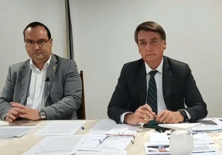 O presidente Jair Bolsonaro durante transmissão ao vivo nesta quinta-feira, 29