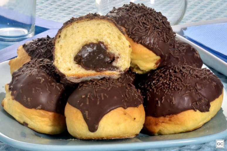 Guia da Cozinha - Receita de pãozinho doce recheado com brigadeiro