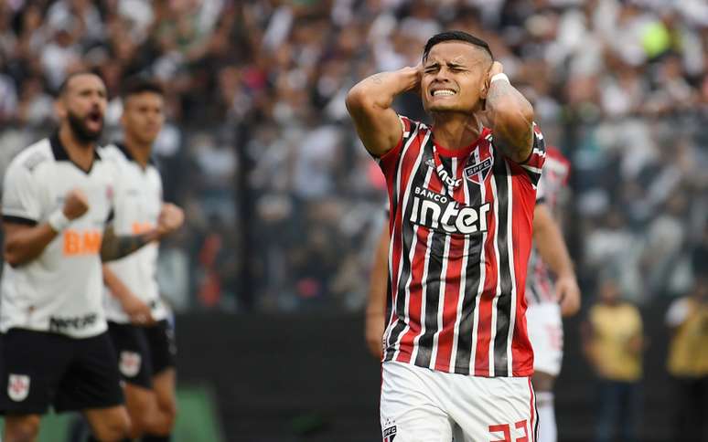 Everton, ex jogador do São Paulo, defende o Grêmio atualmente