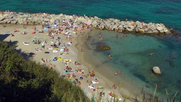 Banhistas na ilha de Capri, sul da Itália, em foto de arquivo